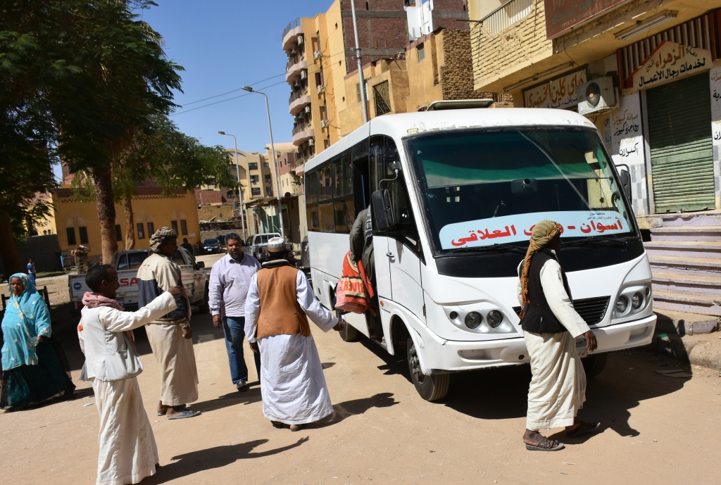 تخصيص أتوبيس لتوفير خدمات النقل لأهالى قرية العلاقى (2)
