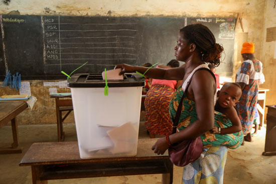 سيدة تدلي بصوتها في مركز اقتراع أثناء الانتخابات الرئاسية في لومي