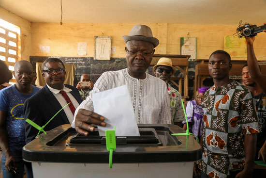 زعيم المعارضة والمرشح الرئاسي للحركة الوطنية من أجل الديمقراطية والتنمية يدلي بصوته أثناء الانتخابات الرئاسية في لومي