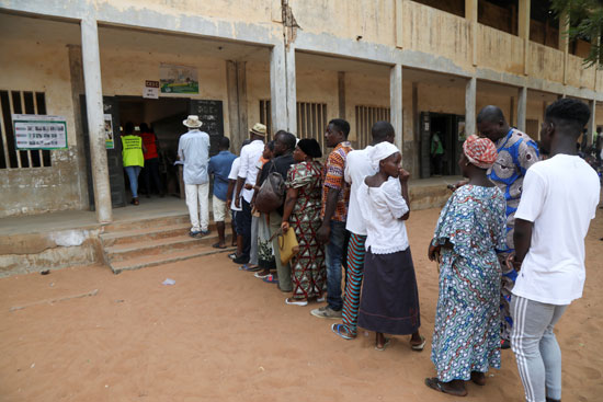 ينتظر الناس للإدلاء بأصواتهم في الانتخابات الرئاسية  في مركز اقتراع في لومي