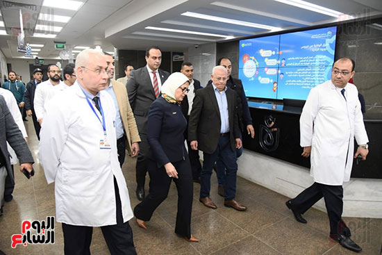 وزيرة الصحة ومحافظ بورسعيد يتابعان العمل بمستشفى أطفال النصر التخصصى (7)