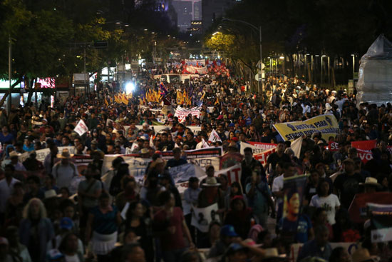 مسيرة المتظاهرين احتجاجًا على احتجاج جيش زاباتيستا الوطني لتحرير المكسيك (EZLN) ضد بناء قطار المايا