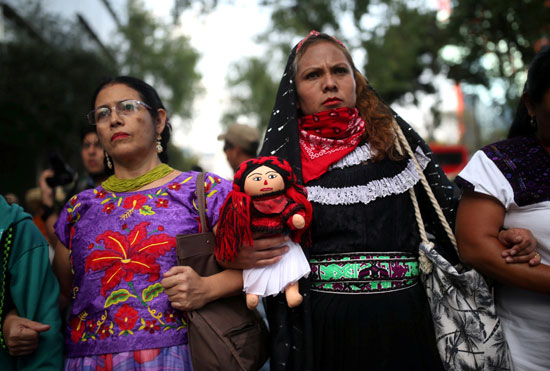النساء يربطن الأسلحة في مسيرة لجيش زاباتيستا الوطني لتحرير المكسيك (EZLN) للاحتجاج على بناء قطار المايا