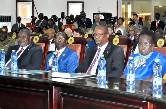 النائب الأول لرئيس جنوب السودان ريك ماشار والنائب الثاني جيمس واني إيجا والنائب الثالث تابان دينج جاي والنائب الرابع لربيكا