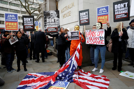 المتظاهرون يحتجون خارج المفوضية العليا الأسترالية للاحتجاج على تسليم جوليان أسانج في لندن