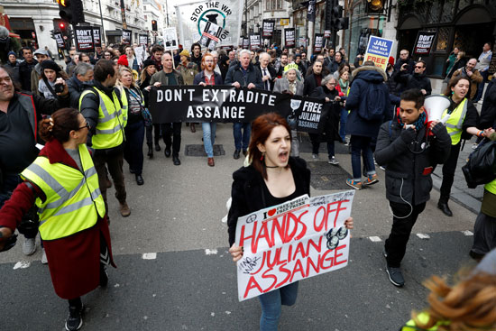 تجمع المتظاهرون خارج المفوضية العليا الأسترالية للاحتجاج على تسليم جوليان أسانج في لندن