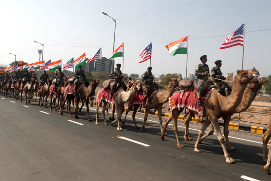 الجنود يحملون الأعلام الأمريكية والهندية