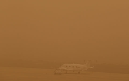 5530-الطائرة-مغطاة-بعاصفة-الرمال