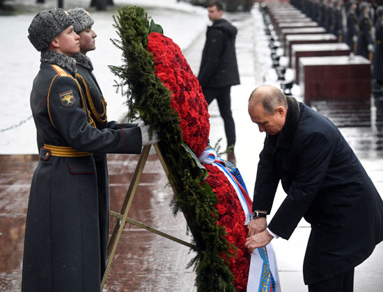 بوتين-يضع-الزهور-على-قبر-الجندى-المجهول