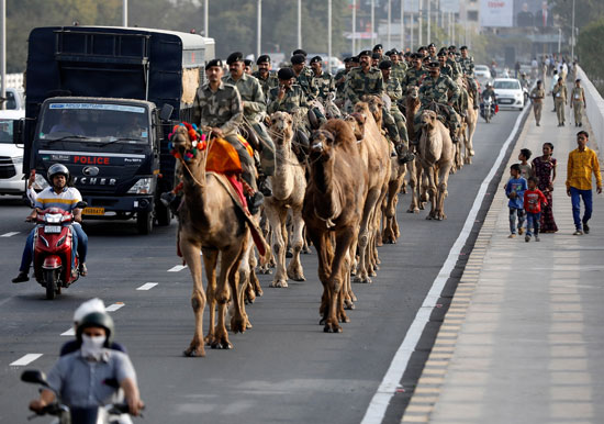 قوات أمن الحدود  يركبون جمالهم أثناء مشاركتهم في بروفة لإظهار الطريق قبل زيارة ترامب
