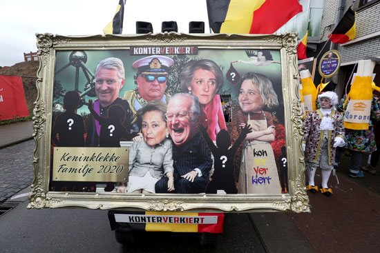 صورة للعائلة المالكة فى بلجيكا خلال الكرنفال