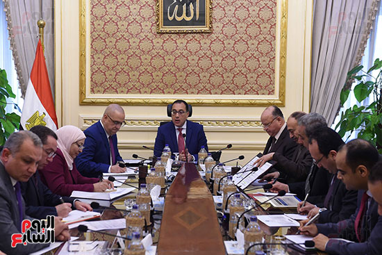 اجتماع بشأن مراجعة موقف إزالة المناطق غير الامنة وتسكين الأهالى بالوحدات البديلة بمحافظة القاهرة (4)