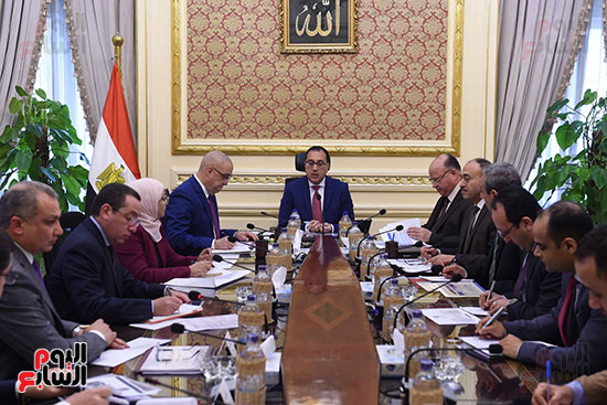 اجتماع بشأن مراجعة موقف إزالة المناطق غير الامنة وتسكين الأهالى بالوحدات البديلة بمحافظة القاهرة (2)