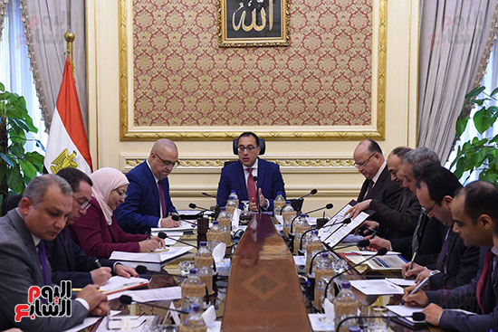 اجتماع بشأن مراجعة موقف إزالة المناطق غير الامنة وتسكين الأهالى بالوحدات البديلة بمحافظة القاهرة (3)