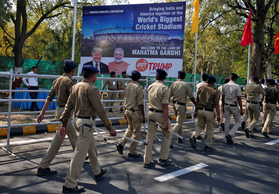 جنود قوات الأمن تمر من أمام صورة كبيرة للرئيس الهندى وترامب