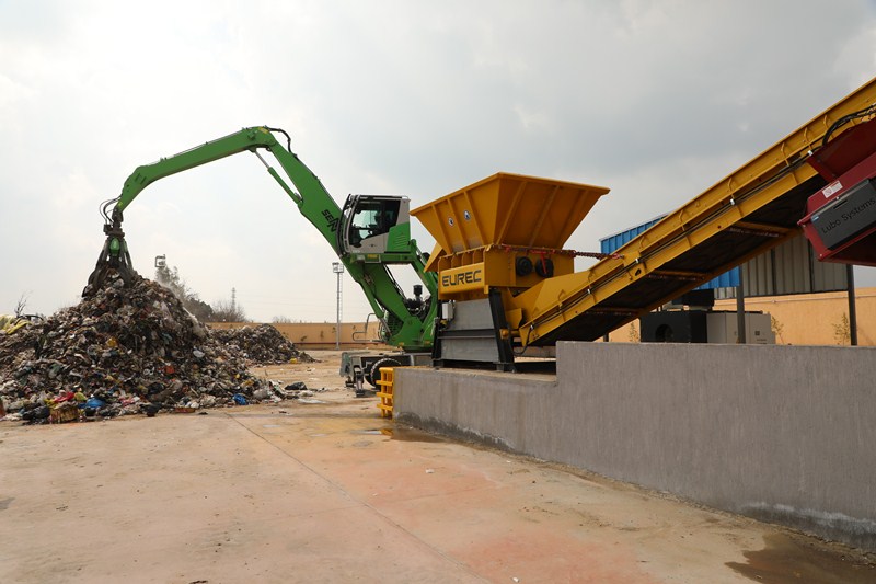 محافظ المنوفية ووزير التنمية المحلية بالتشغيل التجريبى لمصنع تدوير القمامة (5)