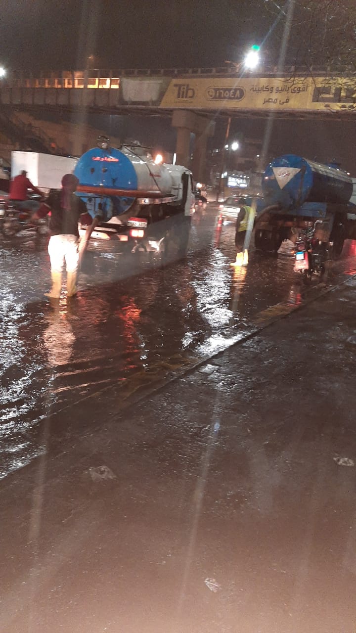  رفع تراكمات مياه الأمطار بشوارع المحافظة (5)