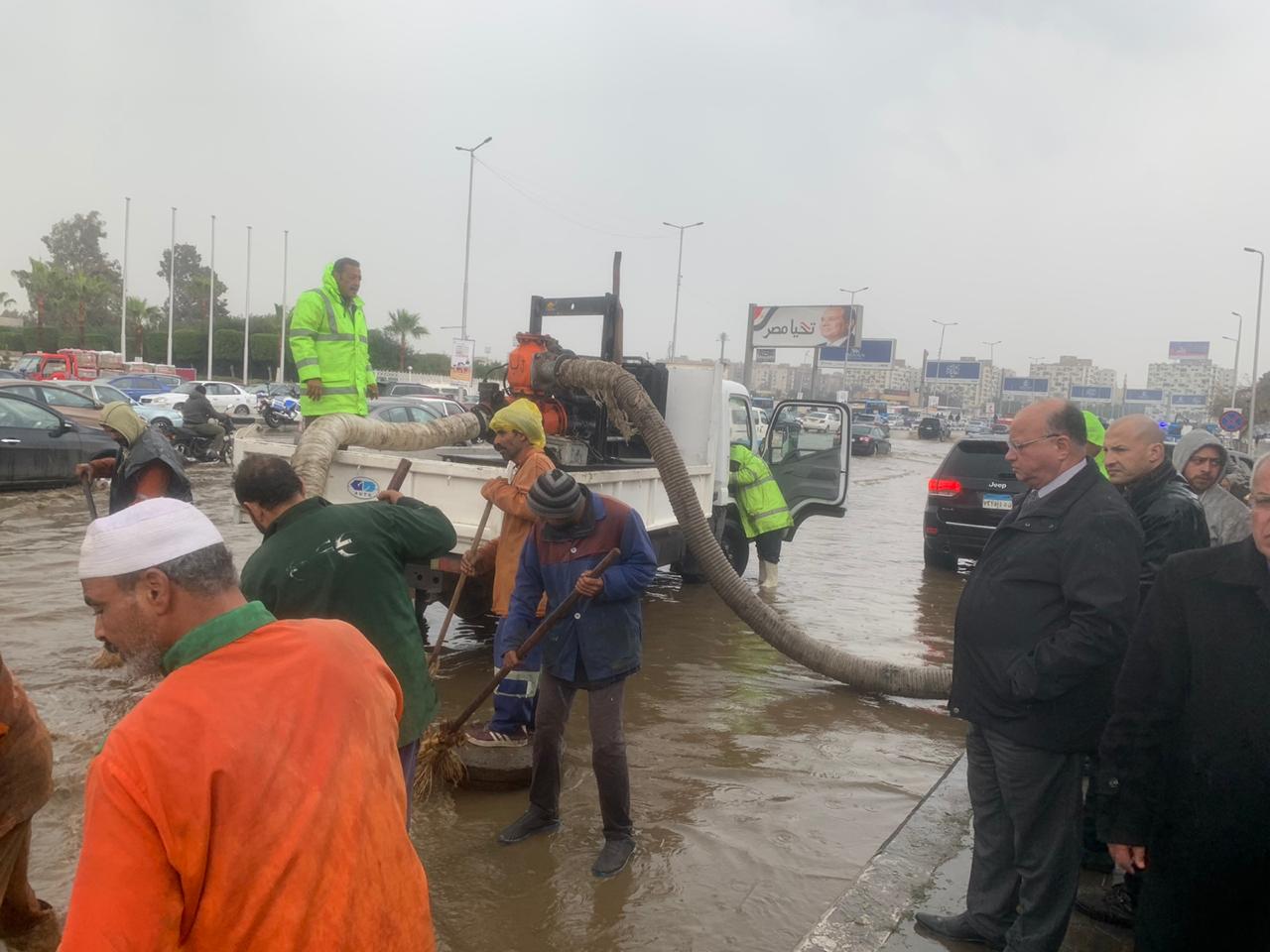 محافظ القاهرة يشرف على شفط مياه الأمطار بطريق النصر (1)