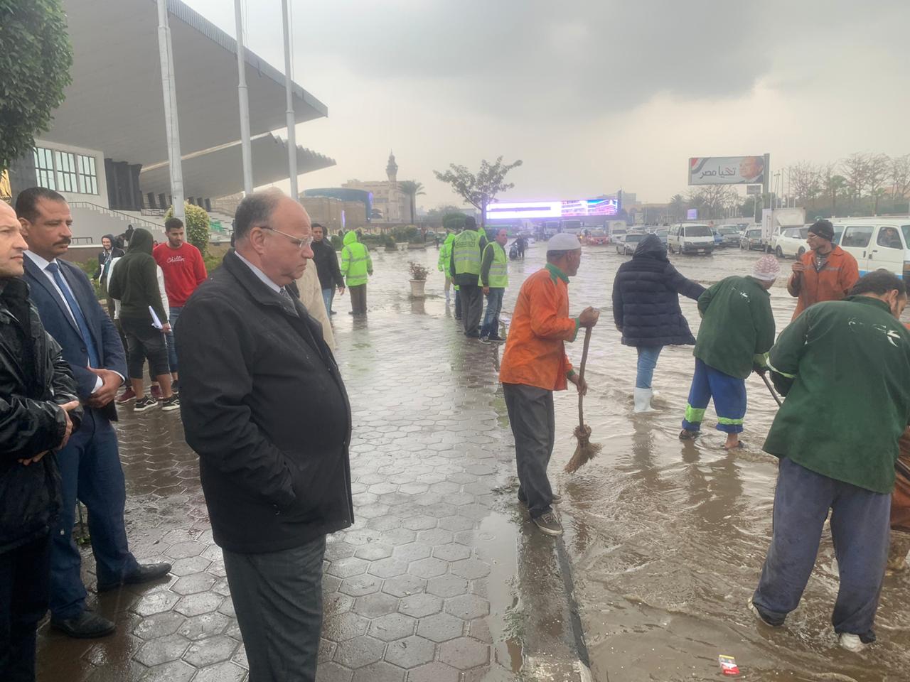 محافظ القاهرة يشرف على شفط مياه الأمطار بطريق النصر (3)