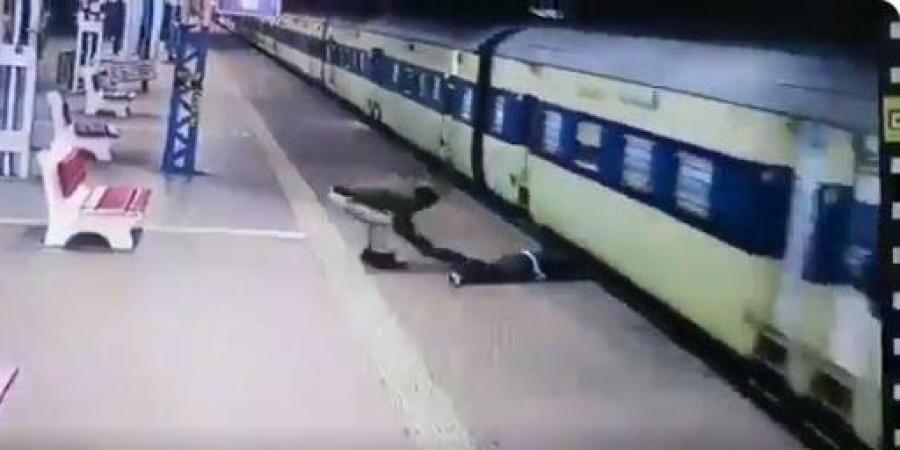 لحظة انقاذ الرجل من القطار