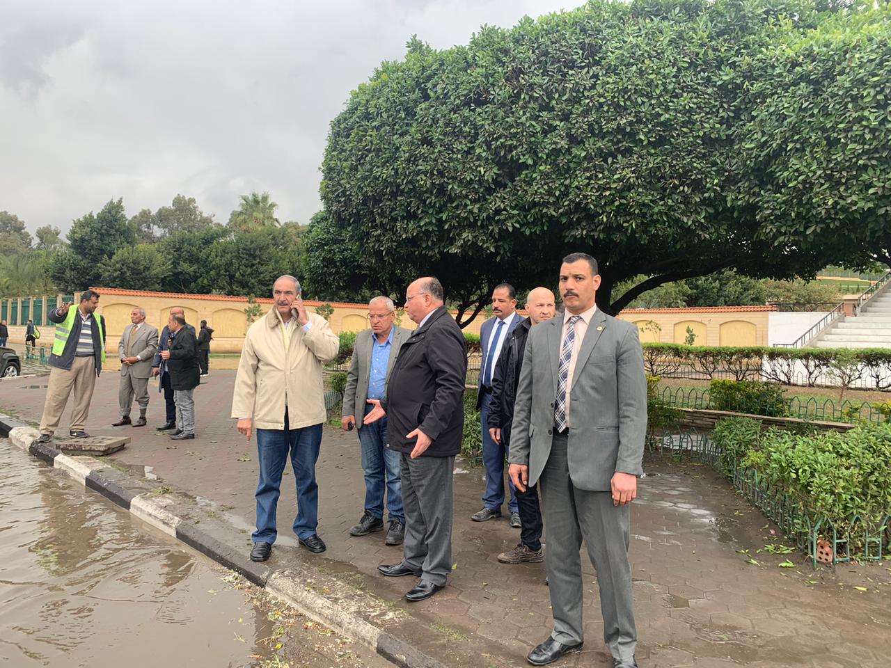 محافظ القاهرة يشرف على شفط مياه الأمطار بطريق النصر (6)