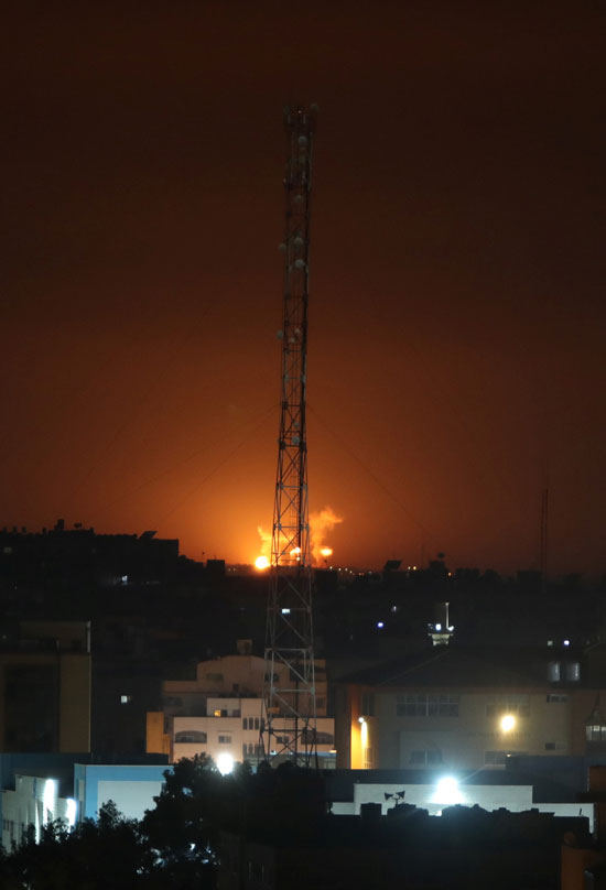 الانفجارات تضيء سماء غزة