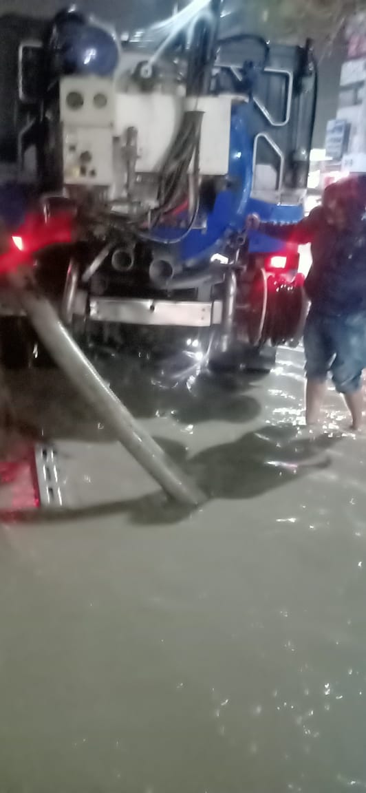  رفع تراكمات مياه الأمطار بشوارع المحافظة (1)