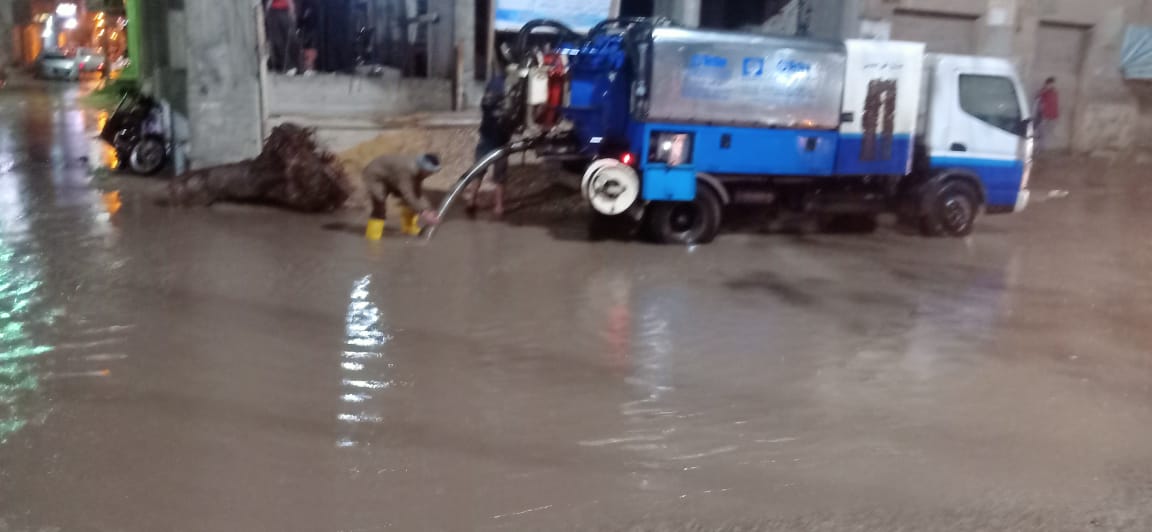  رفع تراكمات مياه الأمطار بشوارع المحافظة (2)