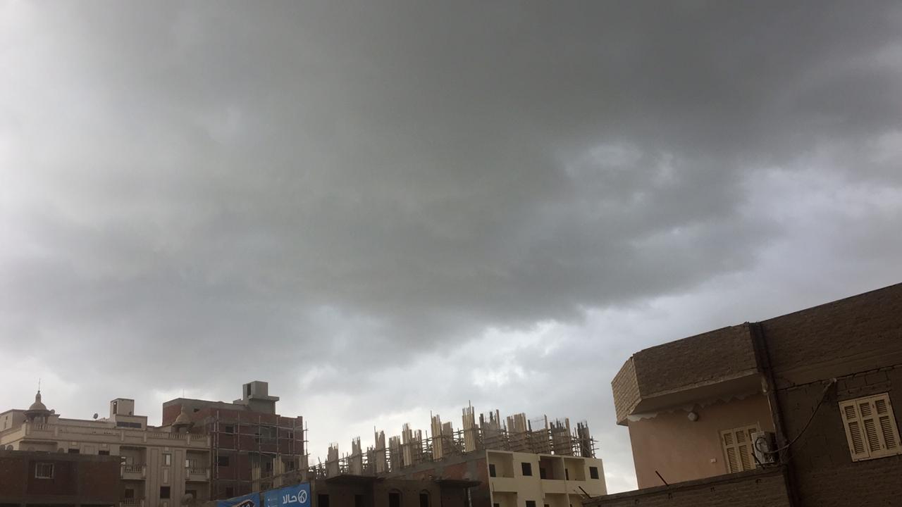 تشهد مراكز محافظة سوهاج اليوم الاثنين موجة من الطقس السيئ (3)