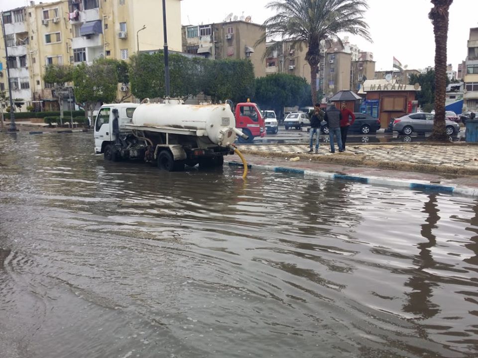 استمرار أعمال كسح المياه بشوارع السويس (2)