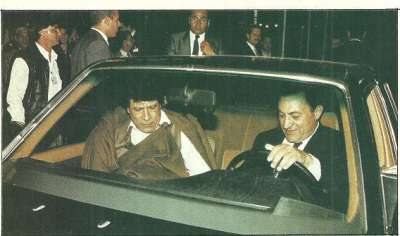 صور نادرة توثق مراحل مختلفة من حياة الرئيس الأسبق حسنى مبارك  14217-الرئيس-مبارك-والقذافي-فى-السيارة