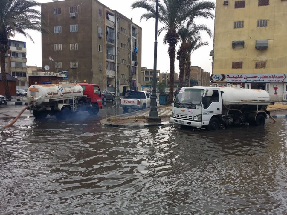استمرار أعمال كسح المياه بشوارع السويس (1)