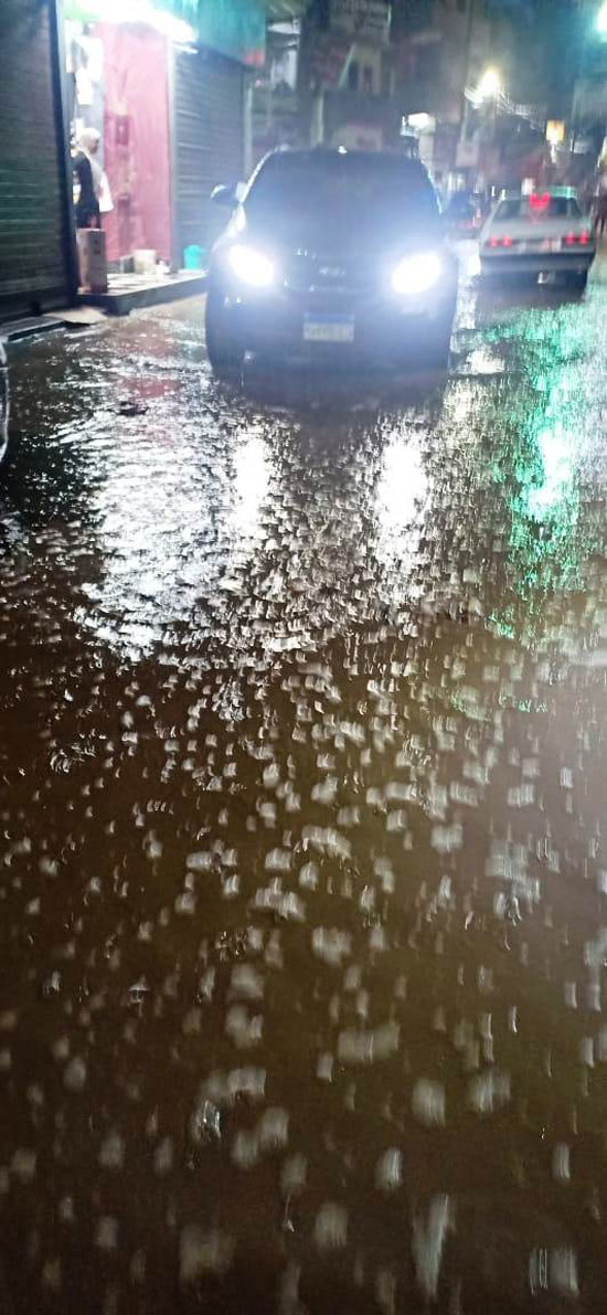 أهالى شبين القناطر يشتكون من تراكم مياه الأمطار بالشوارع (2)