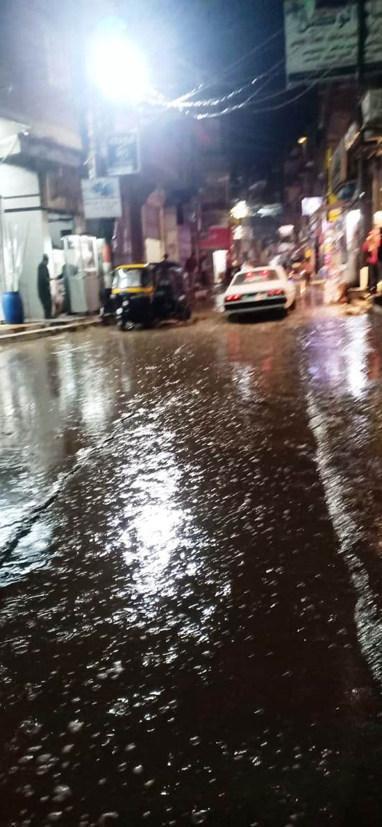 أهالى شبين القناطر يشتكون من تراكم مياه الأمطار بالشوارع (1)