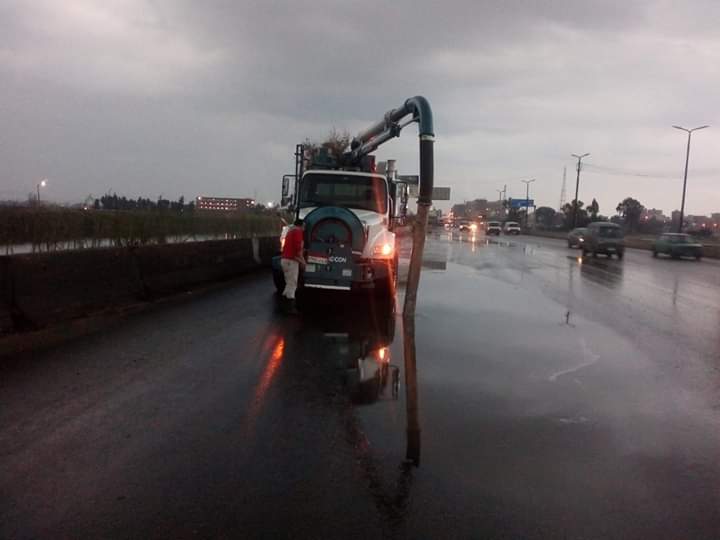 سيارات شفط مياه الأمطار بشوارع القليوبية (4)