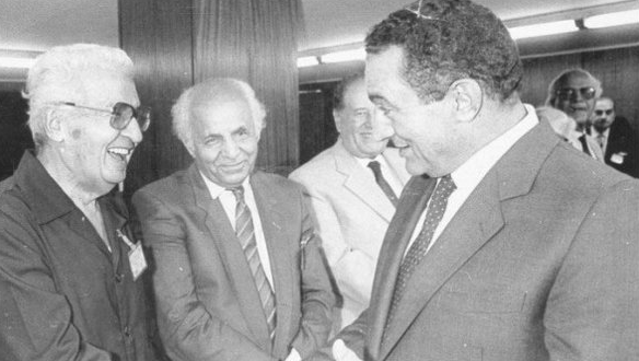 صور نادرة توثق مراحل مختلفة من حياة الرئيس الأسبق حسنى مبارك  238154-مع-الكاتب-الكبير-إحسان-عبد-القدوس-وصبرى-أبو-المجد