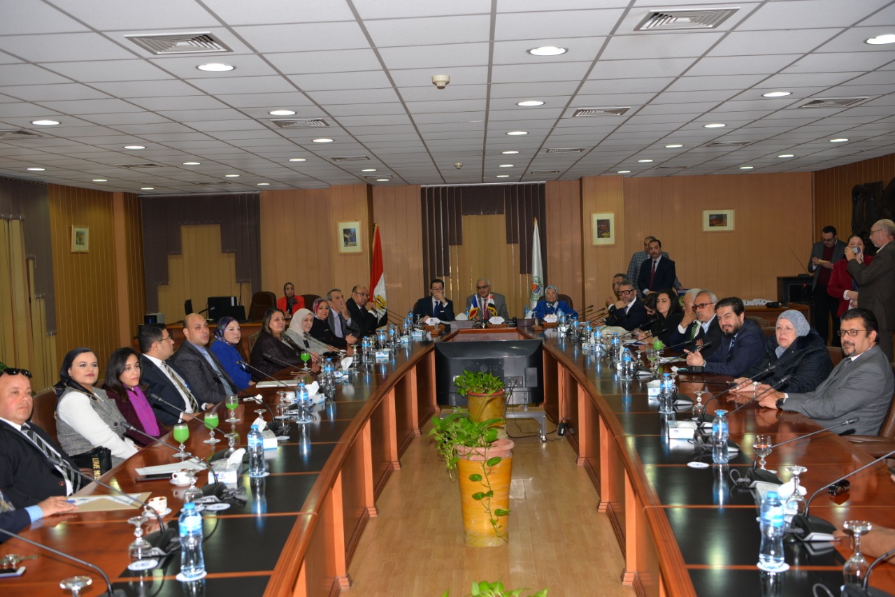 اجتماع السفير الفرنسى مع رئيس جامعة المنصورة (8)