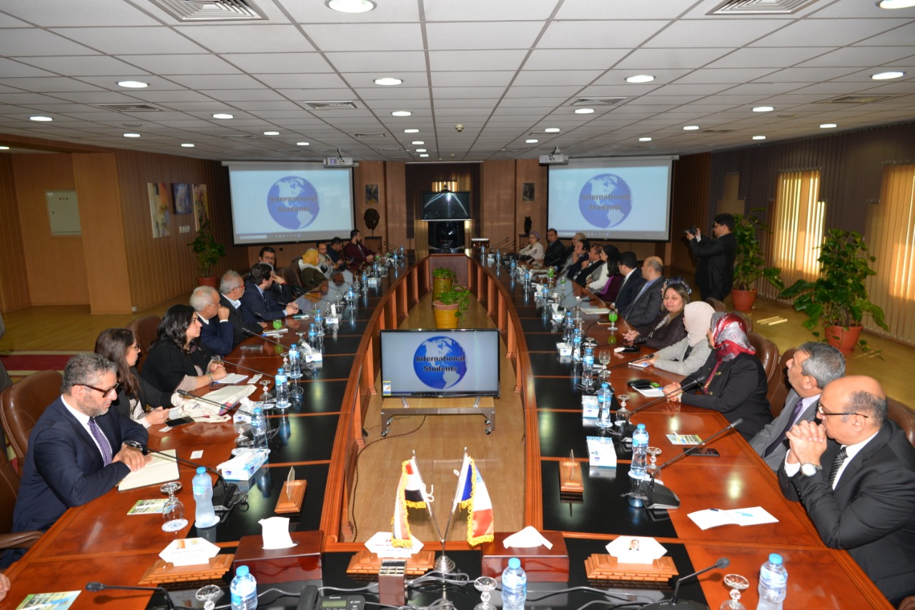 اجتماع السفير الفرنسى مع رئيس جامعة المنصورة (2)