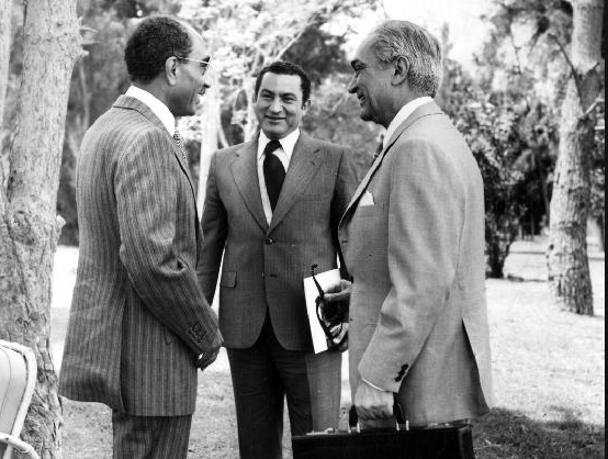 صور نادرة توثق مراحل مختلفة من حياة الرئيس الأسبق حسنى مبارك  316371-مع-السادات-ورئيس-الوزراء-الدكتور-مصطفى-خليل