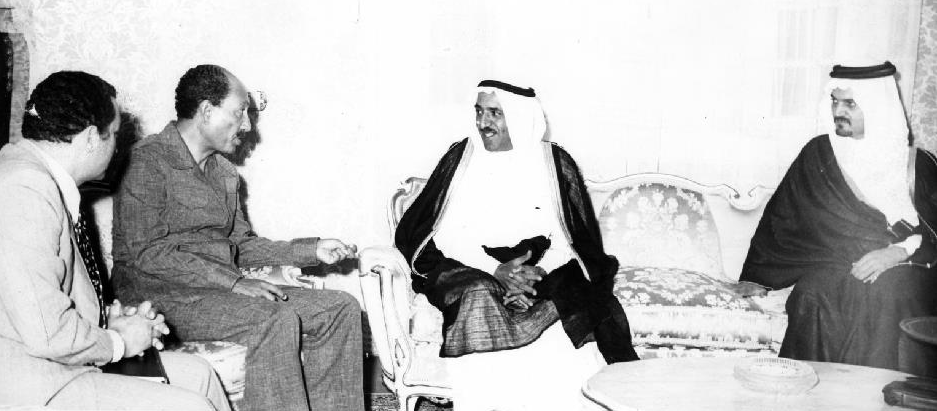 صور نادرة توثق مراحل مختلفة من حياة الرئيس الأسبق حسنى مبارك  382199-مع-الرئيس-السادات-واستقبال-قادة-الخليج