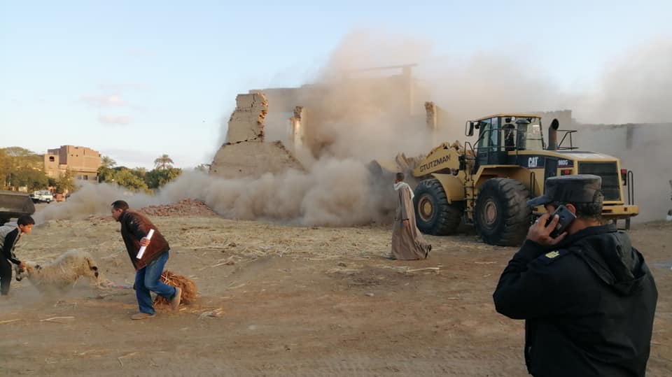 بدء إزالة المرحلة الثانية لمباني وعقارات نجع أبو عصبة على طريق الكباش (1)