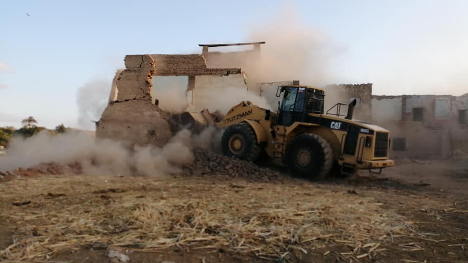 بدء إزالة المرحلة الثانية لمباني وعقارات نجع أبو عصبة على طريق الكباش (4)