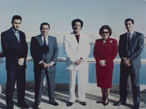 صور نادرة توثق مراحل مختلفة من حياة الرئيس الأسبق حسنى مبارك  42360-أسرة-الرئيس-الأسيق-والرئيس-اللسيبى-الأسبق-معمر-القذافى