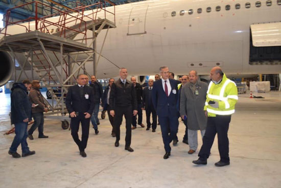 رئيس مصر للطيران يتفقد مواقع الصيانة ويشيد بالأداء الرجولي للعاملين (1)