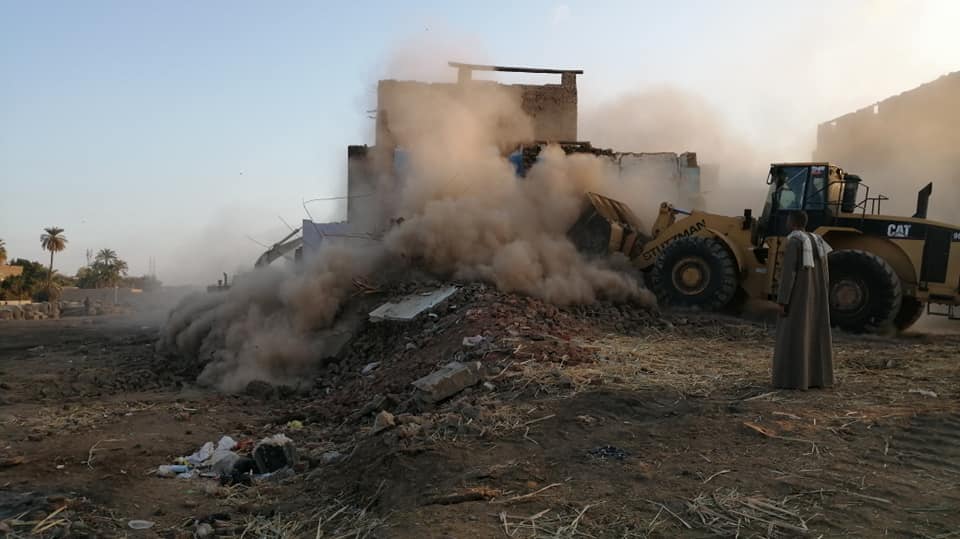 بدء إزالة المرحلة الثانية لمباني وعقارات نجع أبو عصبة على طريق الكباش (2)