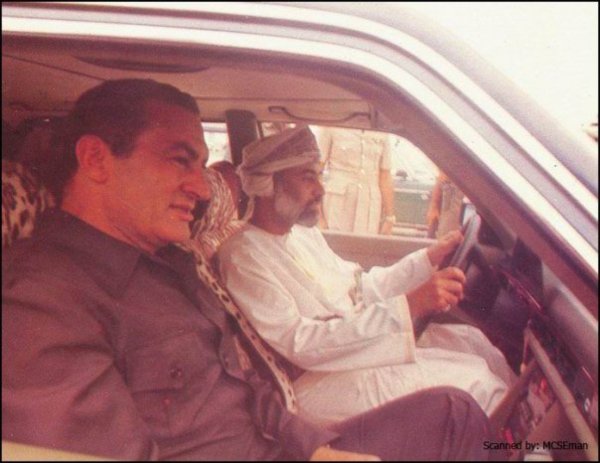 بجانب السلطان قابوس في سيارته .. وذلك أثناء زيارة الرئيس مبارك إلى عمان
