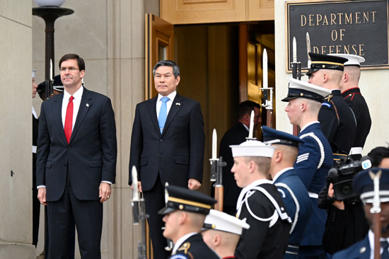 يرحب وزير الدفاع الأمريكي مارك إسبير بوزير الدفاع الوطني لكوريا الجنوبية