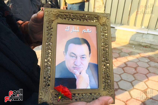 محبو حسنى مبارك يحملون صوره  (1)