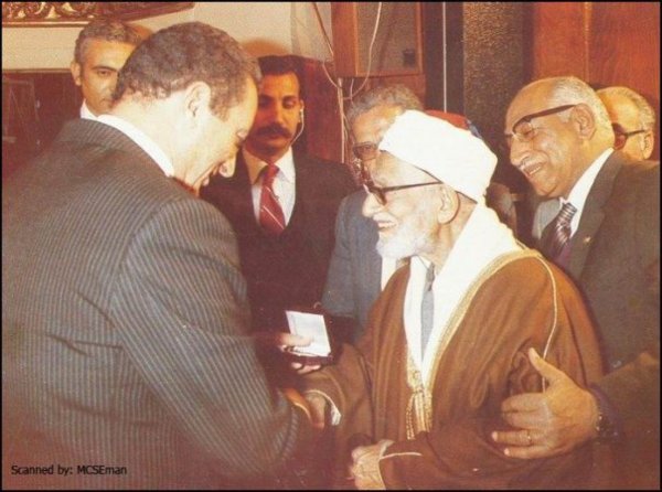 الرئيس الأسبق مع الشيخ حسنين محمد مخلوف مفتي الديار المصرية السابق