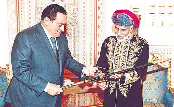 صور نادرة توثق مراحل مختلفة من حياة الرئيس الأسبق حسنى مبارك  56949-الرئيس-الاسبق-حسنى-مبارك-مع-السلطان-قابوس